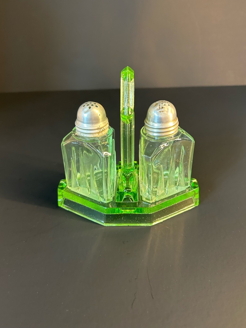 Vaseline Green Uranium Glass Salt & Pepper Shakers with Caddy Art Deco - Picture 10 of 11